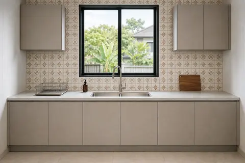 Wet kitchen backsplash — Small-pattern feature tile